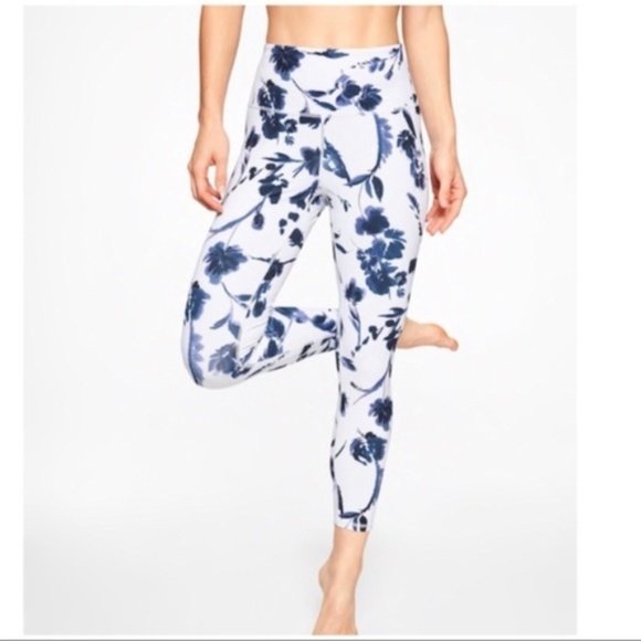 Athleta Pants - NWT Athleta White Water Flower 7/8 Leggings